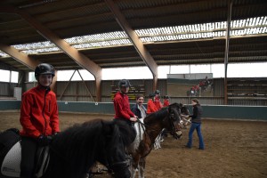 Aufmarsch der Reiterinnen der Reit und Fahrgemeinschaft Fischerhude zur Reitabzeichen Prüfung RA9 RA 8 und Mounted Games Abzeichen